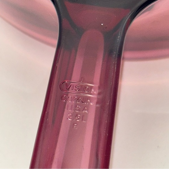 Vintage Vision Corning Pyrex 2.5 L cranberry pot with lid - Picture 2 of 11
